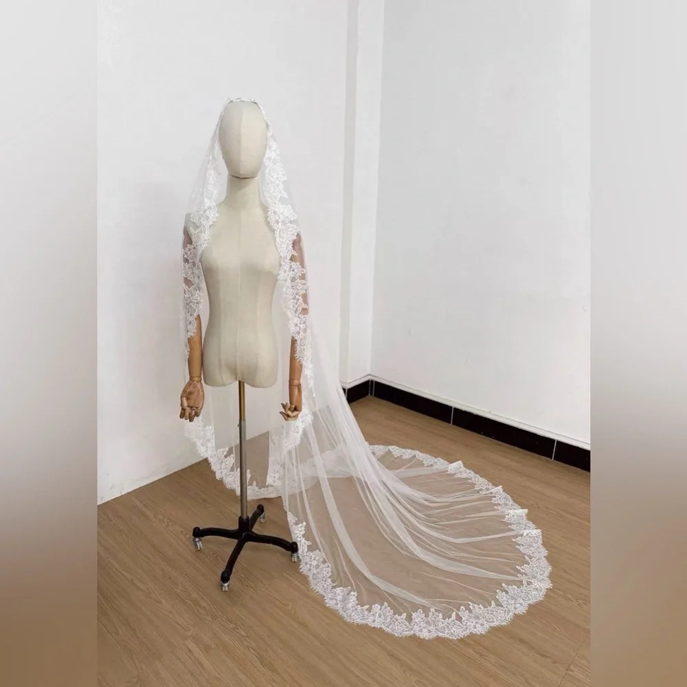 Mantilla Lace Wedding Veil - Picture 4 of 10